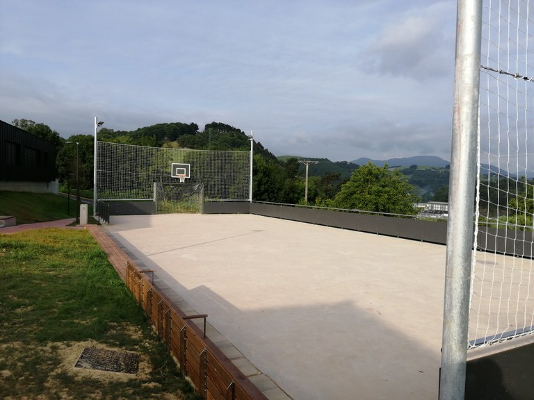 Nuevo patio de la escuela de Oikia
